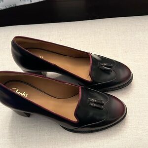 Clarks brown healed loafers